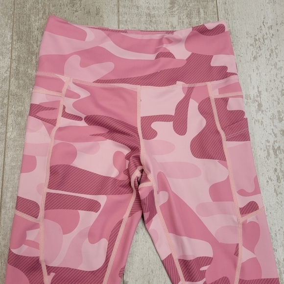 Zyia Light N Tight Pink Camo High Rise Pocketed Cropped Leggings 4 - Picture 4 of 9